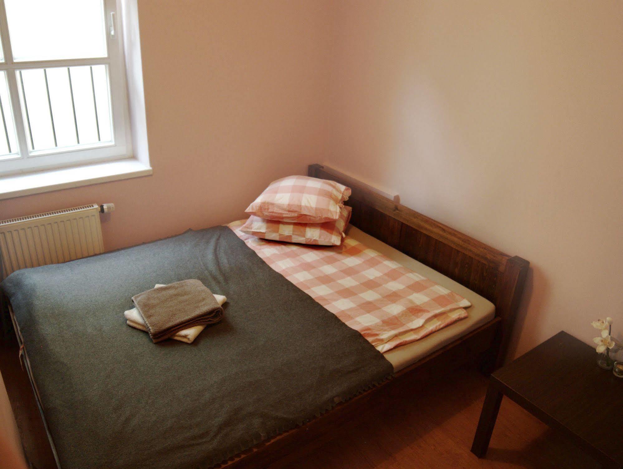 Heynow Rooms, Apartments And Hostel In City Center Krasków Eksteriør bilde
