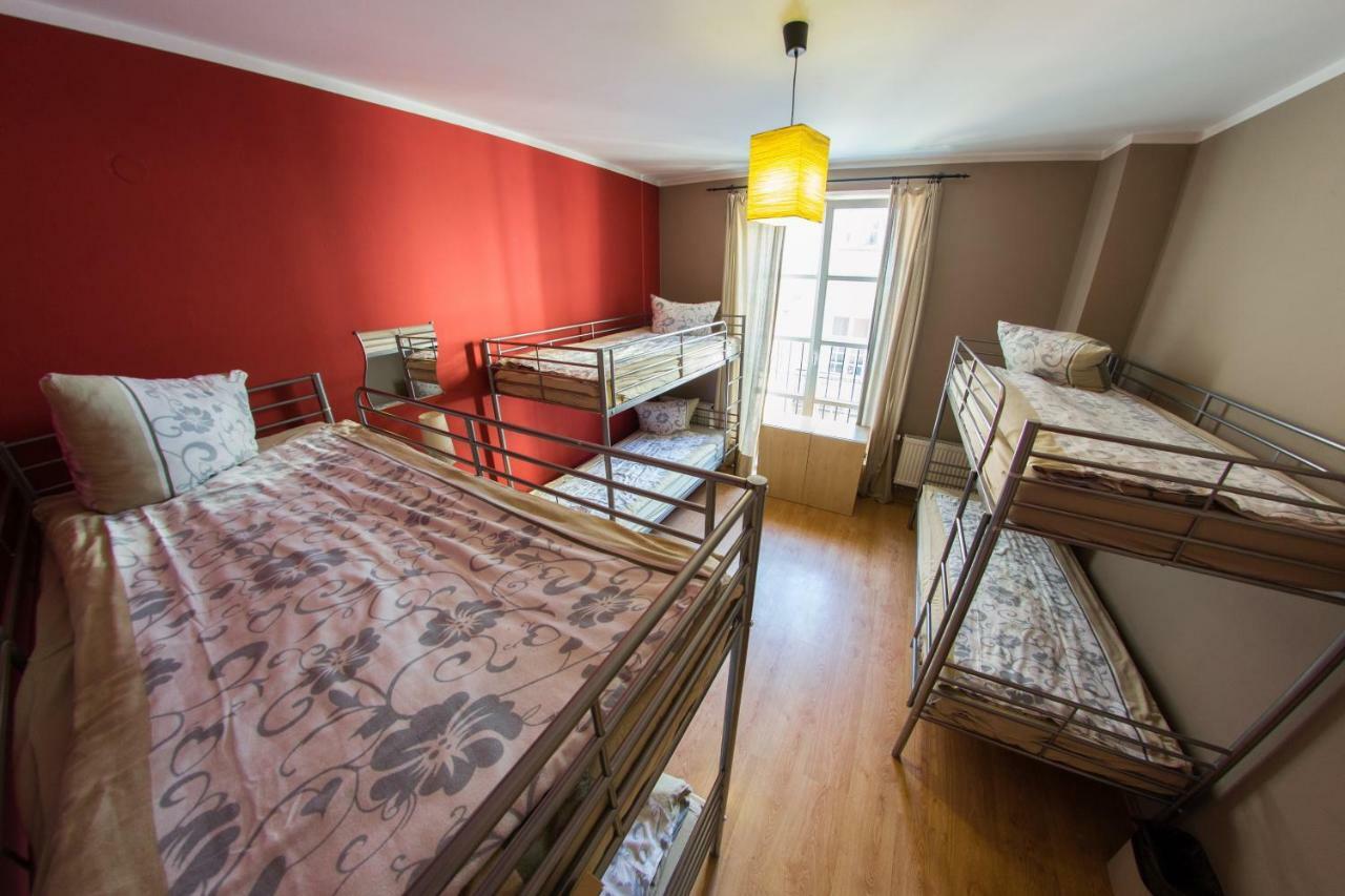Heynow Rooms, Apartments And Hostel In City Center Krasków Eksteriør bilde